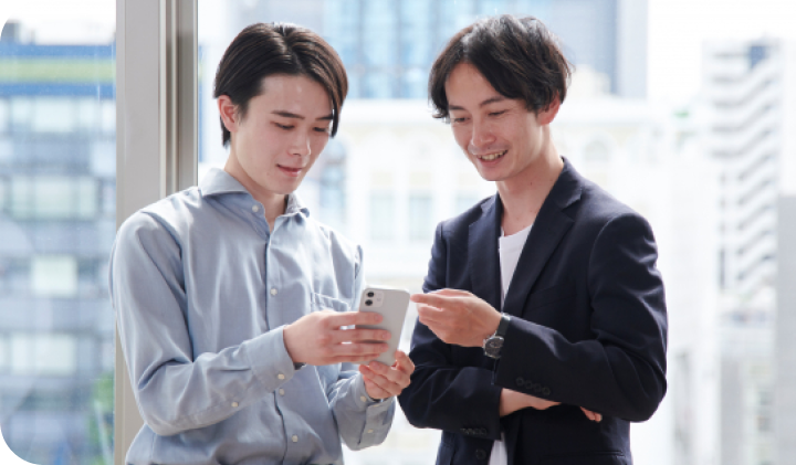 スマホを見る二人の男性